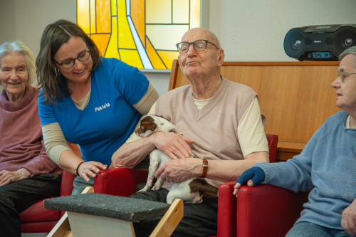 Haus St. Otmar - Alters und Pflegeheim:  Auch kleine Social Dogs können Wunder wirken.