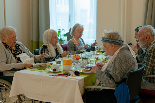 Haus St. Otmar - Alters und Pflegeheim:  gesellige Mittagstafel